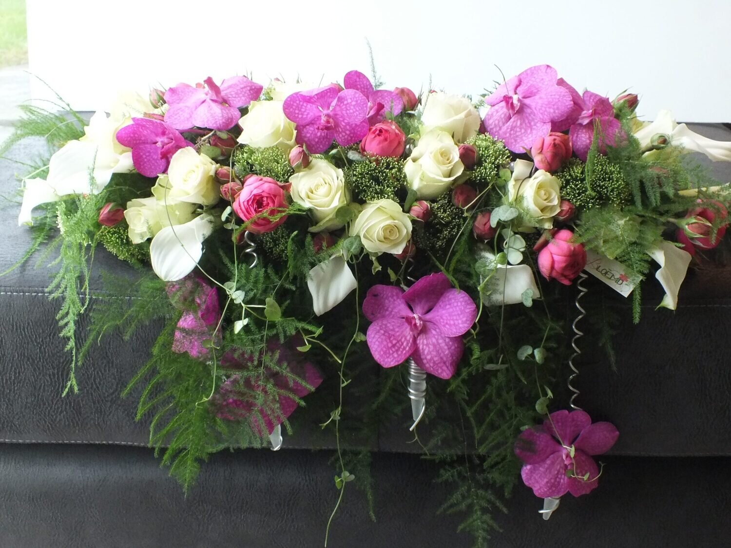 Altaarstuk afhangend (2) met Rozen Calla's, Phalaenopsis,... Altaarstuk afhangend (2) met Rozen Calla's, Phalaenopsis,...