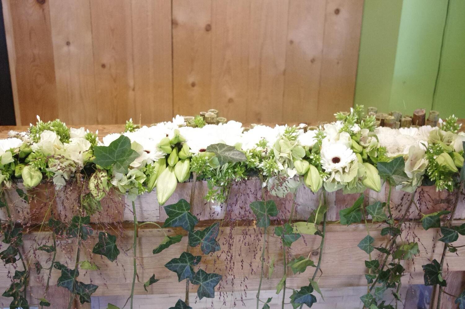 Altaarstuk afhangend (3) met Lelie's, Klimop, Germini's, Rozen, Hortensia,...