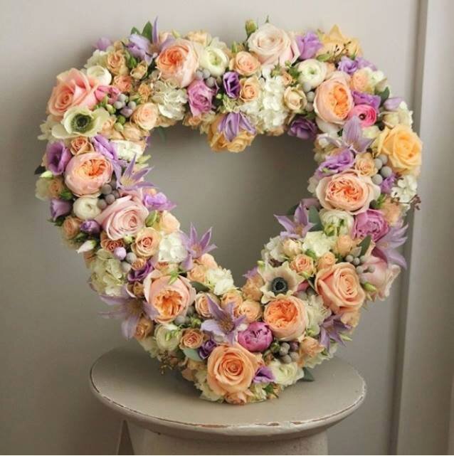 Open hart (1) Pastel Luxe opgemaakt met verschillende soorten Rozen, Anemonen, Hortensia,....