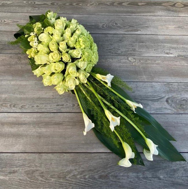Grafwerk opgemaakt met Calla's, Rozen, Anjers, Ornithogalum,... Grafwerk opgemaakt met Calla's, Rozen, Anjers, Ornithogalum,...