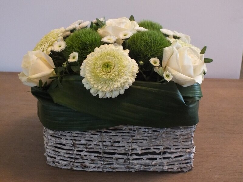 Klein bloemstuk altaar +/- 20cm in mandje opgemaakt met Greentrick, Rozen en Chrysanten.