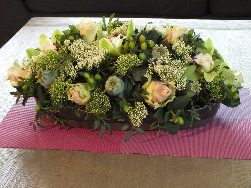 Altaarstuk langwerpig (2) +/- 30cm met Rozen, Cymbidium, Papaver,...