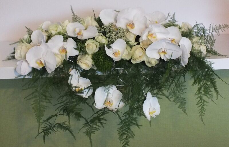 Altaarstuk afhangend (1) met Rozen, Orchideeën, Greentrick,...