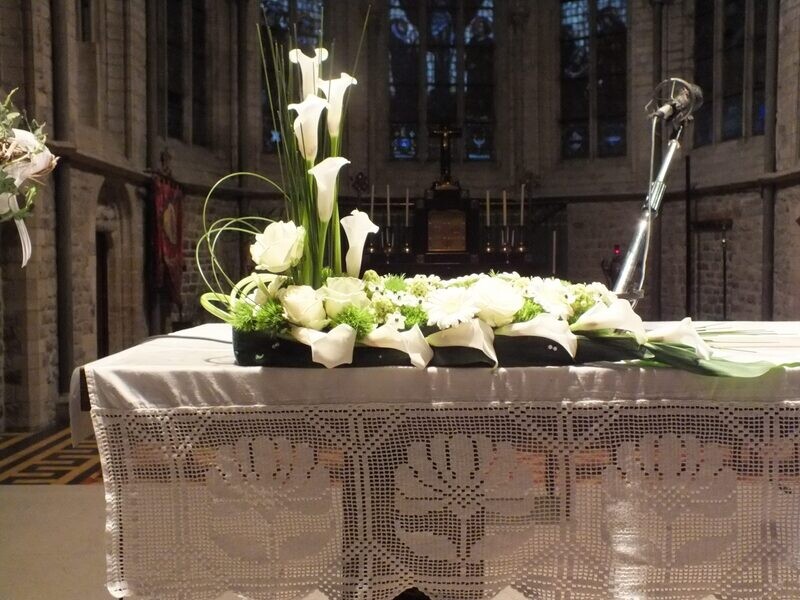 Altaarstuk met Calla's, Rozen, Ornitogalen,...