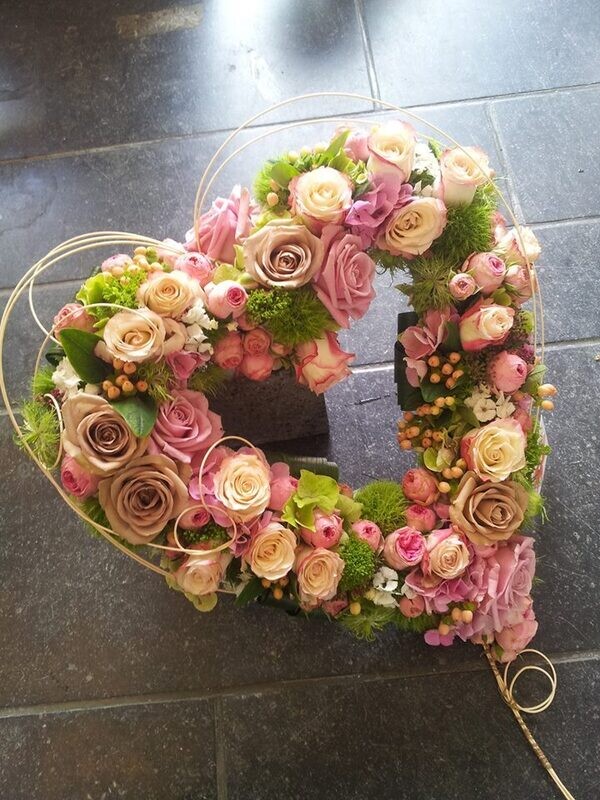 Open hart (2) Pastel Luxe opgemaakt met verschillende soorten Rozen, Hortensia, Greentrick,...