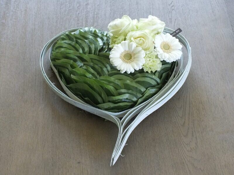 Hart modern opgemaakt met Rozen, Anjers, Appelblad en Germini's. Hart modern opgemaakt met Rozen, Anjers, Appelblad en Germini's.