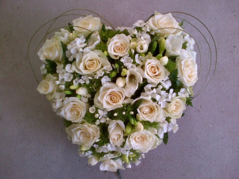 Hart gemengd opgemaakt met Rozen, Lisianthus, Duizendschoon, Fresia's,... Hart gemengd opgemaakt met Rozen, Lisianthus, Duizendschoon, Fresia's,...