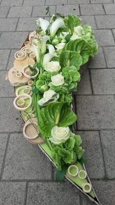 Kiststuk 60cm modern met Anthurium, Calla's, Hortensia,...