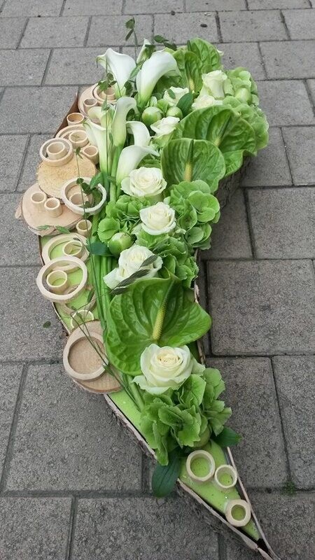 Kiststuk 60cm modern met Anthurium, Calla's, Hortensia,... Kiststuk 60cm modern met Anthurium, Calla's, Hortensia,...