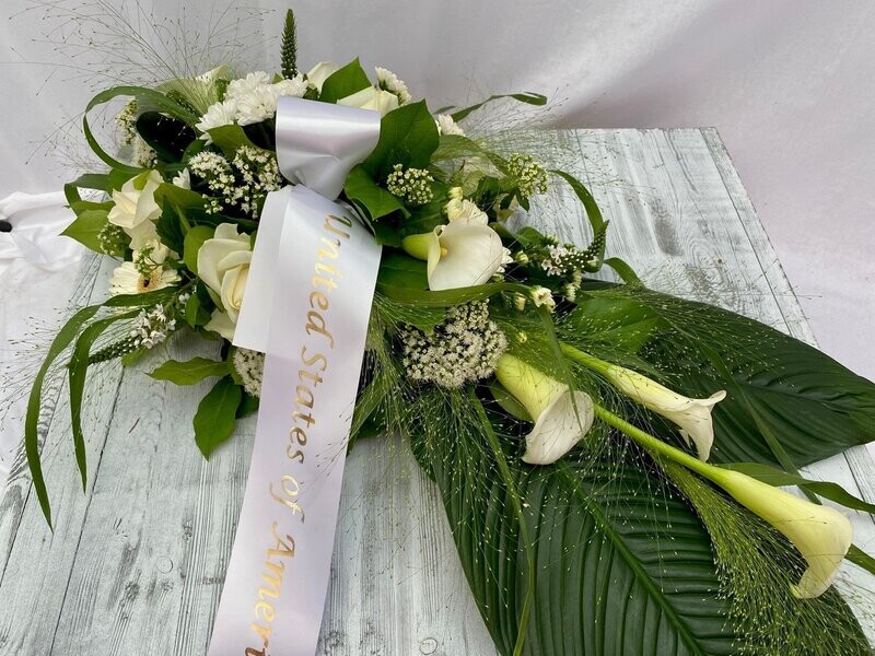 Grafstuk langwerpig met Calla's, Roosjes, Eupatorium,.... Grafstuk langwerpig met Calla's, Roosjes, Eupatorium,....