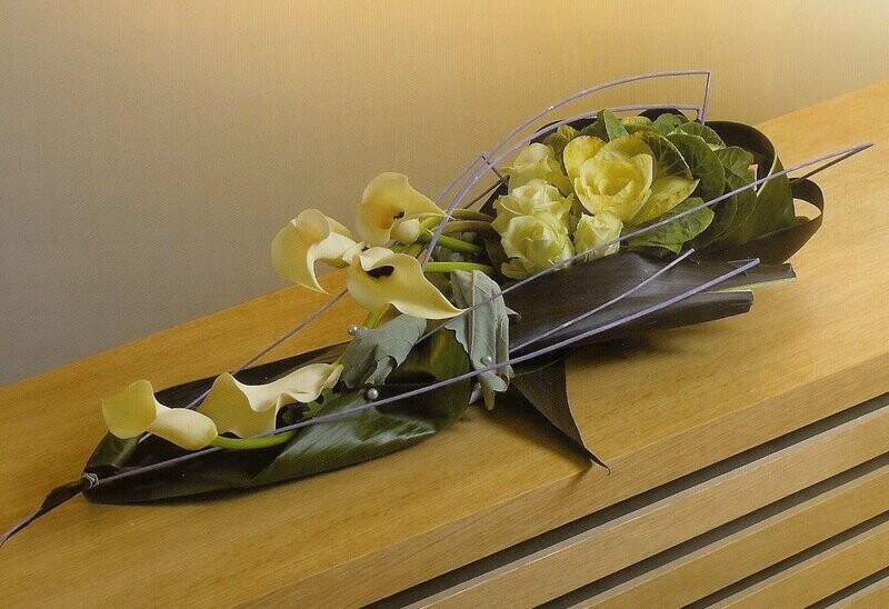 Kiststuk 60cm met Calla's, Rozen, Sierkool en Aspidistrablad Kiststuk 60cm met Calla's, Rozen, Sierkool en Aspidistrablad