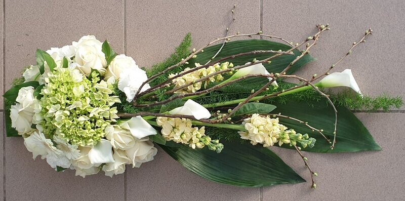 Grafstuk langwerpig, 80cm, met Calla’s, Rozen, Violier, Hortensia,.... Grafstuk langwerpig, 80cm, met Calla’s, Rozen, Violier, Hortensia,....
