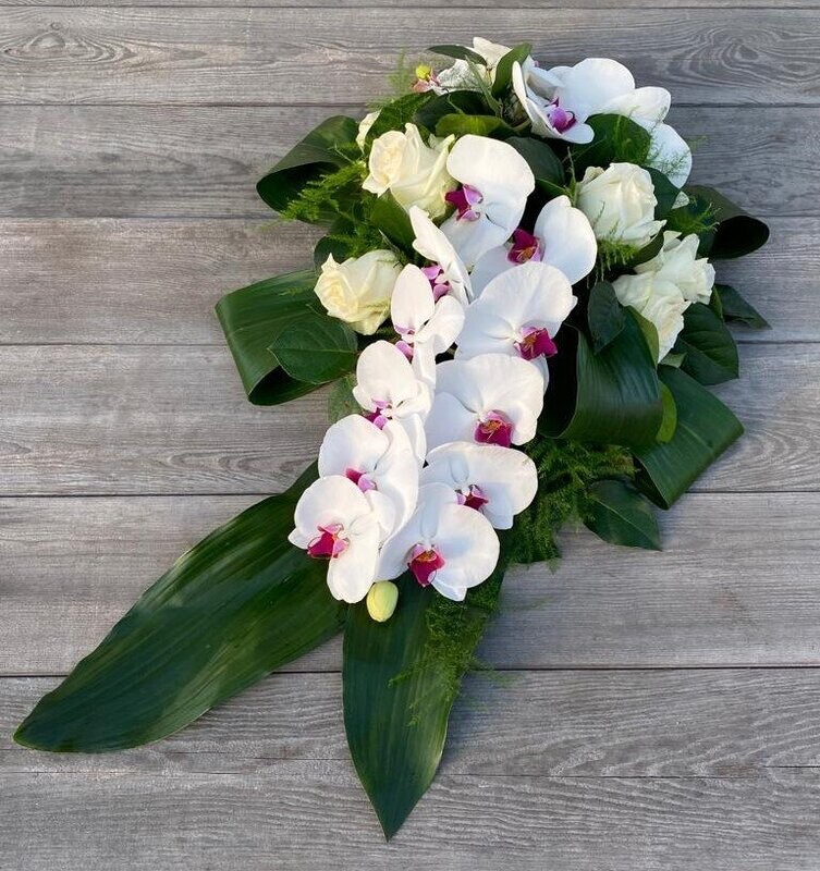 Grafstuk met Orchideeën, Aspedistrablad, Rozen en groenvoorziening. Grafstuk met Orchideeën, Aspedistrablad, Rozen en groenvoorziening.