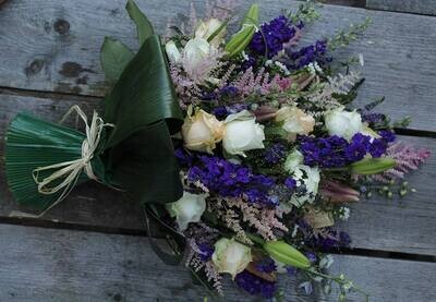 Legboeket type veldboeket met Rozen, Lelies en seizoensbloemen.