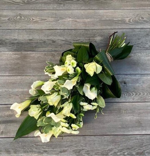 Legboeket met Rozen, Calla's, Chrysanten en groenvoorziening. Legboeket met Rozen, Calla's, Chrysanten en groenvoorziening.