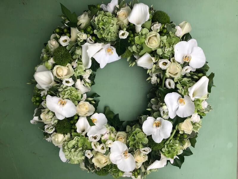 Krans 60cm opgevuld met Rozen, Calla's, Orchideeën, Hortensia,... Krans 60cm opgevuld met Rozen, Calla's, Orchideeën, Hortensia,...