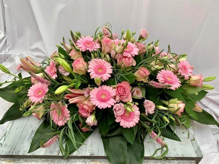 Rond bloemstuk 90 cm met mix van Rozen, Germini's, Lelies en seizoensbloemen Rond bloemstuk 90 cm met mix van Rozen, Germini's, Lelies en seizoensbloemen