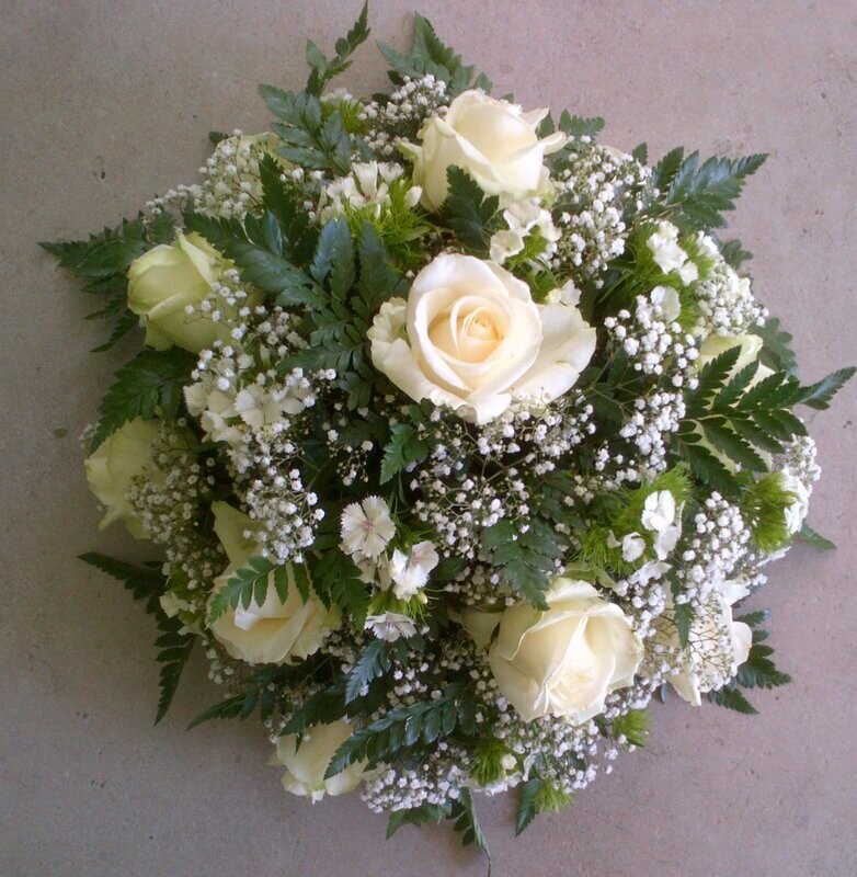 Rond bloemstuk met Rozen, Gipskruid, Dianthus Barbatus en groenvoorziening. Rond bloemstuk met Rozen, Gipskruid, Dianthus Barbatus en groenvoorziening.