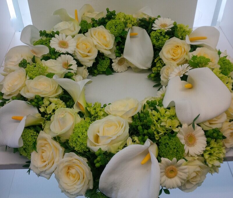Krans 65cm opgevuld met Calla's, Rozen, Germini's, Ornitogalen,... Krans 65cm opgevuld met Calla's, Rozen, Germini's, Ornitogalen,...