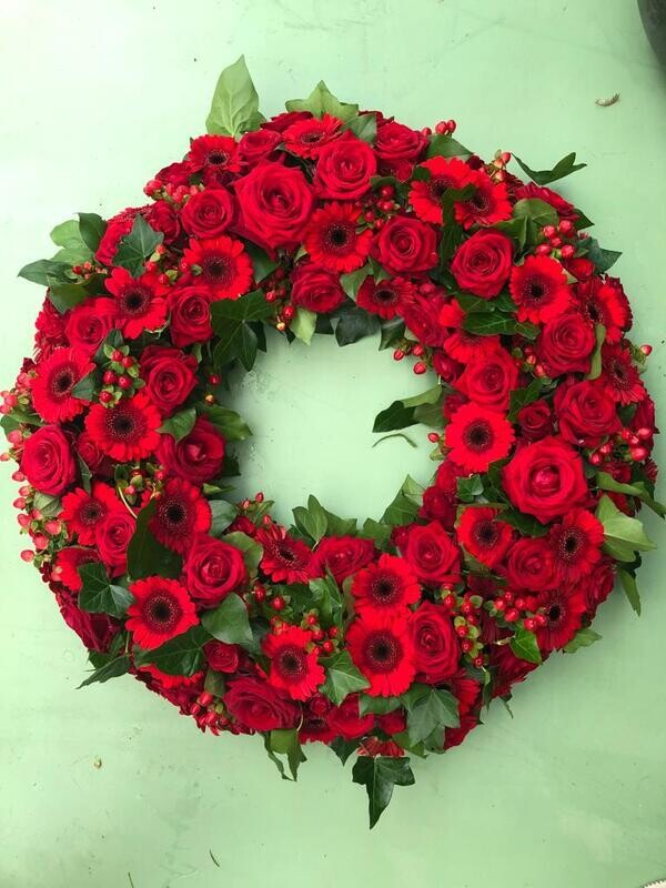 Krans 65cm opgevuld met Germini's, Rozen en Hybericum berries Krans 65cm opgevuld met Germini's, Rozen en Hybericum berries