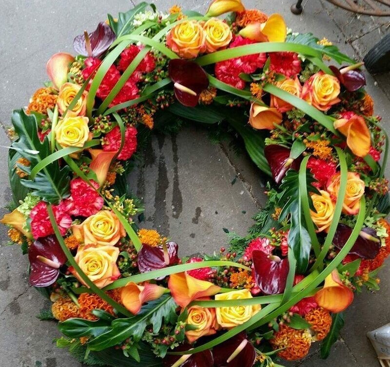 Gemengde krans 65 cm opgemaakt met Rozen, Calla's, Anjers,.... Gemengde krans 65 cm opgemaakt met Rozen, Calla's, Anjers,....