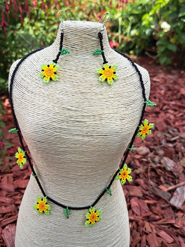 5 Bloemen ketting met oorbellen.