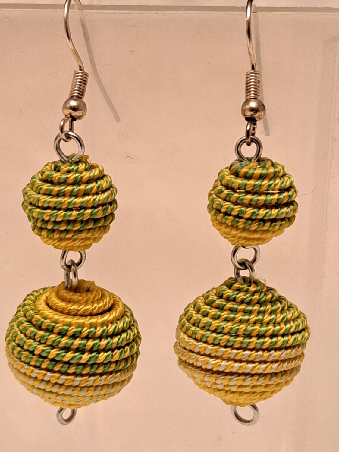 Bolvormige Oorbellen met Draad.