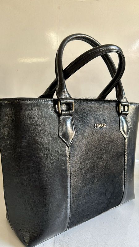 MODEL ARLETHE PATENTLEER MET NATUURLIJK VACHT 