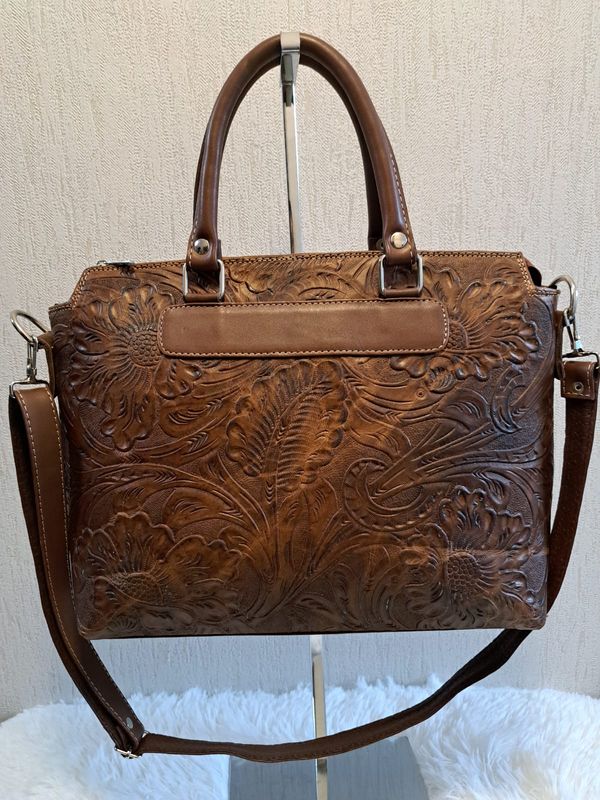 ​LEDEREN LAPTOPHOUDER VOOR DAMES