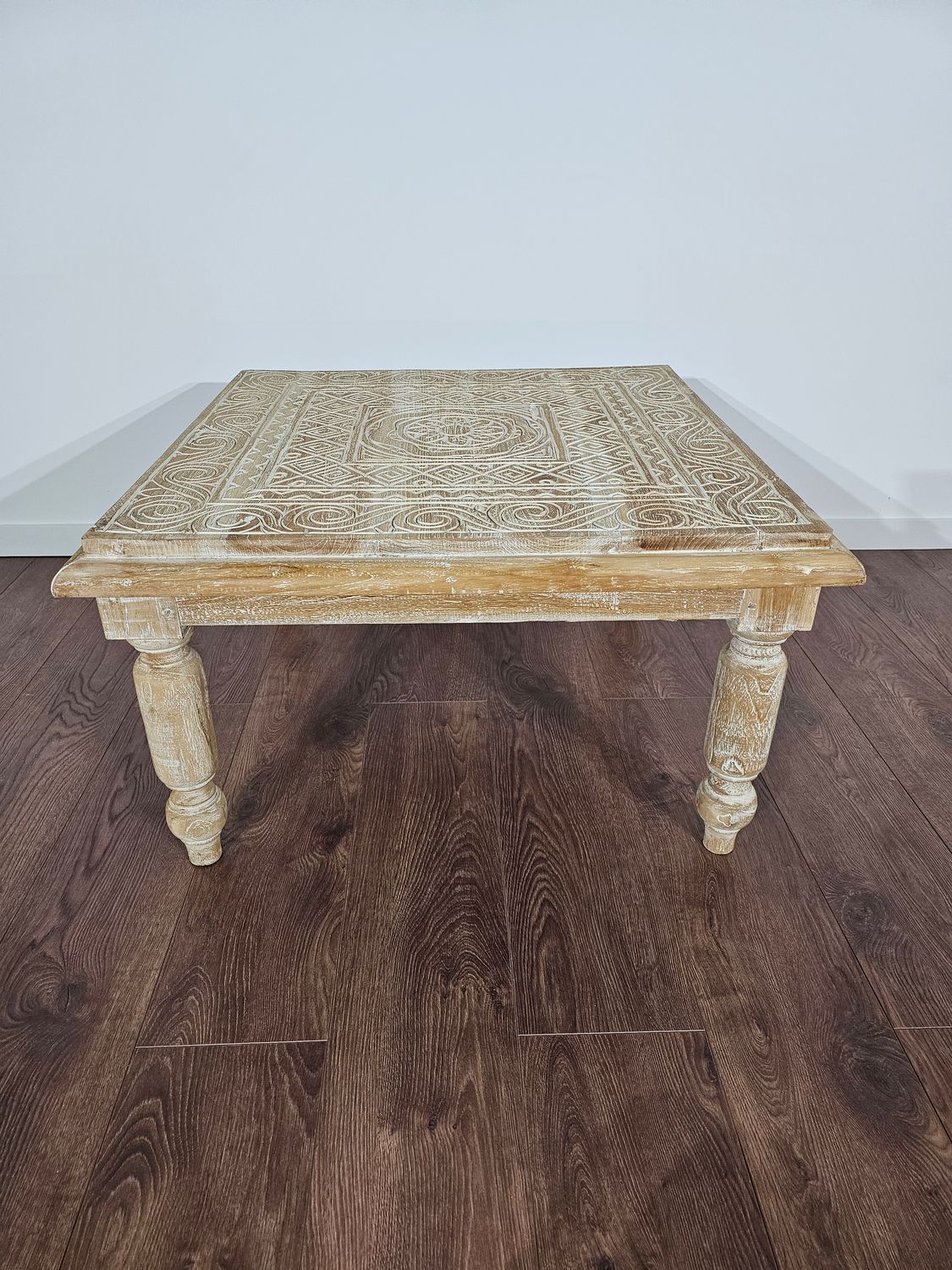 Salontafel gegraveerd.