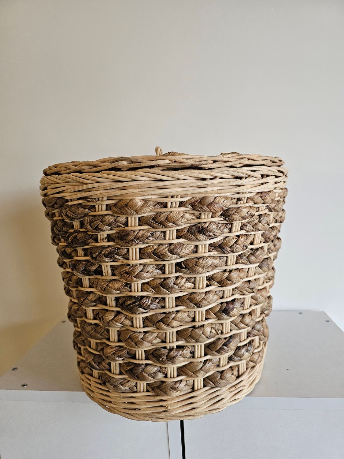 Rotan mand met deksel.