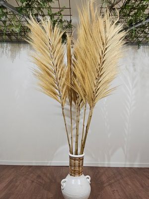 Palmblad op bamboe stok. Natuur of Paars.