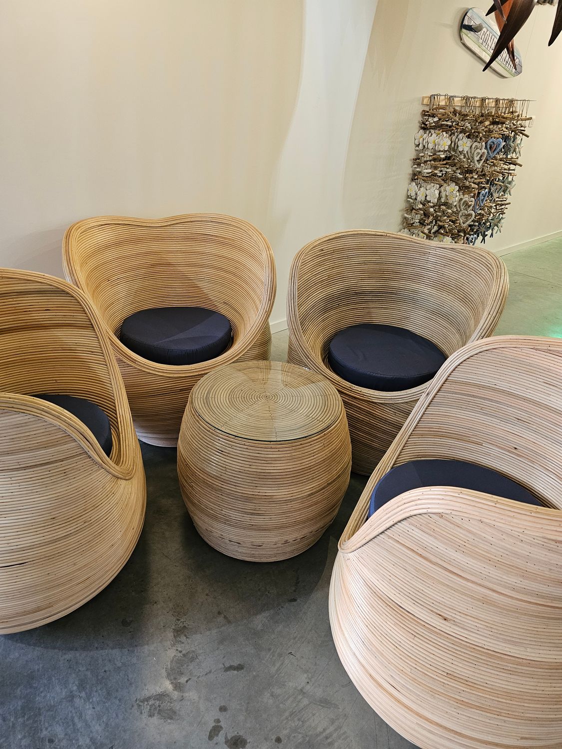 Rotan set. 4 stoelen + tafel+ kussens