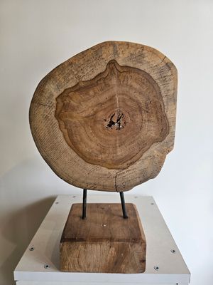 Houten ornament op staander.