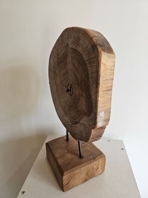 Houten ornament op staander.