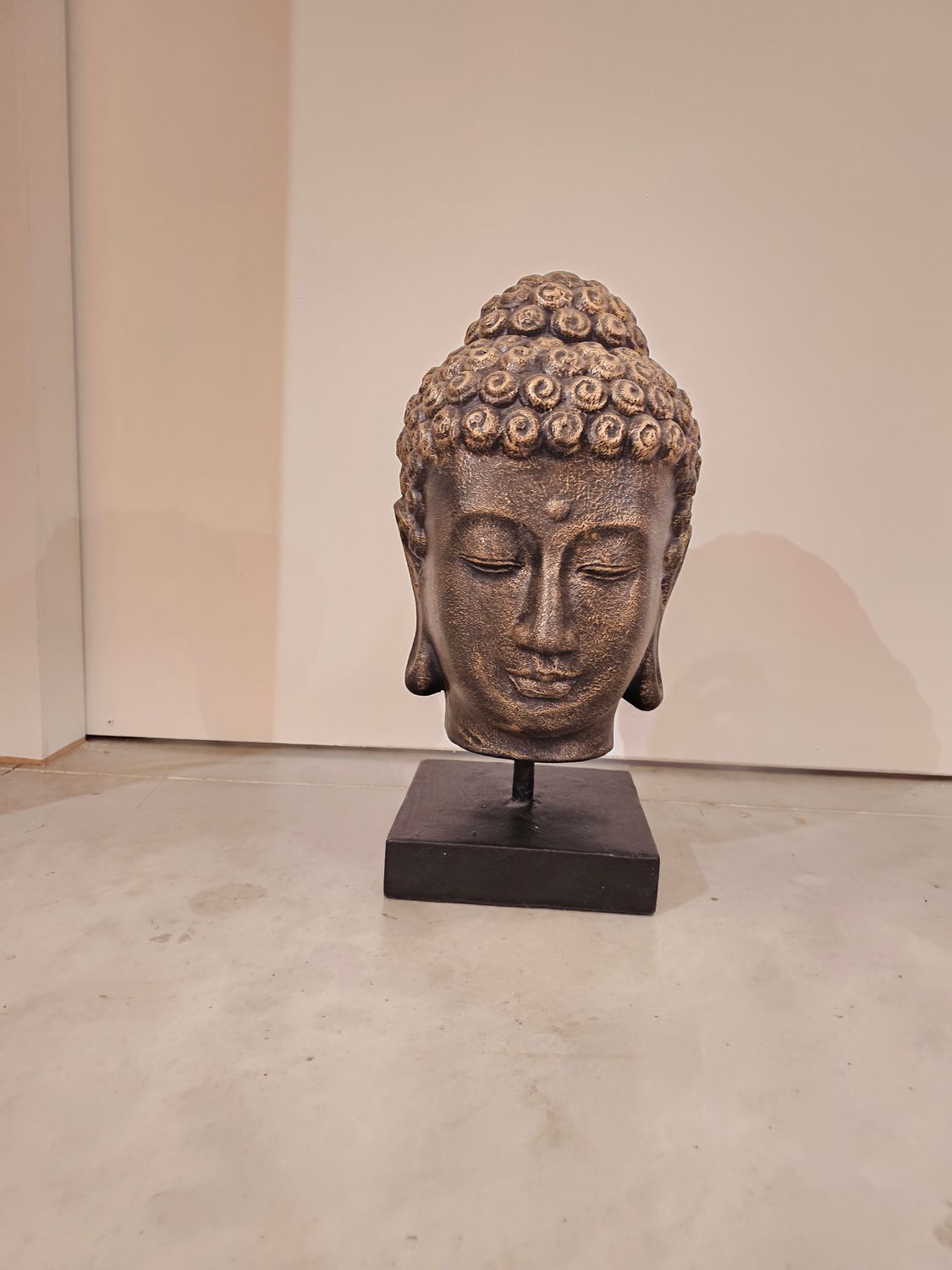 Boeddha hoofd op sokkel.