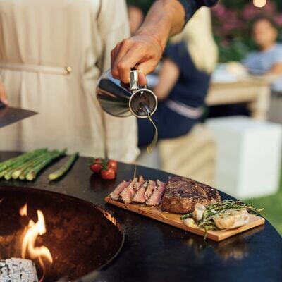 Oliekan in gebruik kookplaat OFYR invetten BBQ bereiding