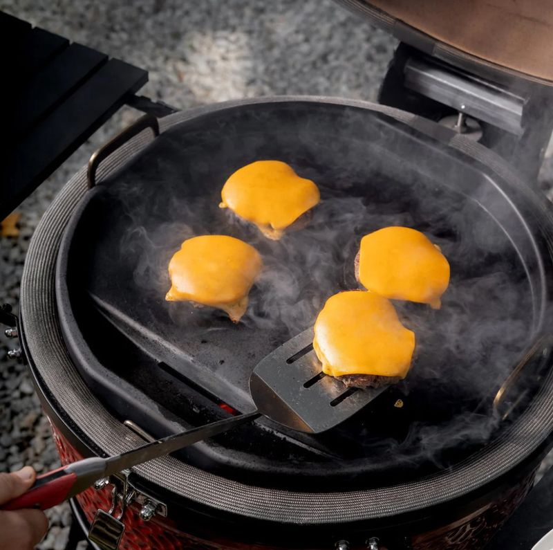 Kamado Joe Karbon Steel smash burger gebakken op bakplaat Classic Joe