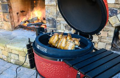 Kamado Joe JoeTisserie in gebruik hele kip roterend op spit Classic Joe