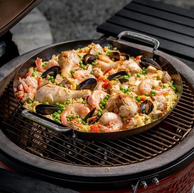 Kamado Joe paellapan in gebruik paella rijst zeevruchten op Kamado vuur