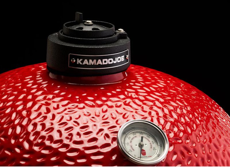 Kamado Joe Classic I open deksel met gloeiende houtskool klaar voor gebruik