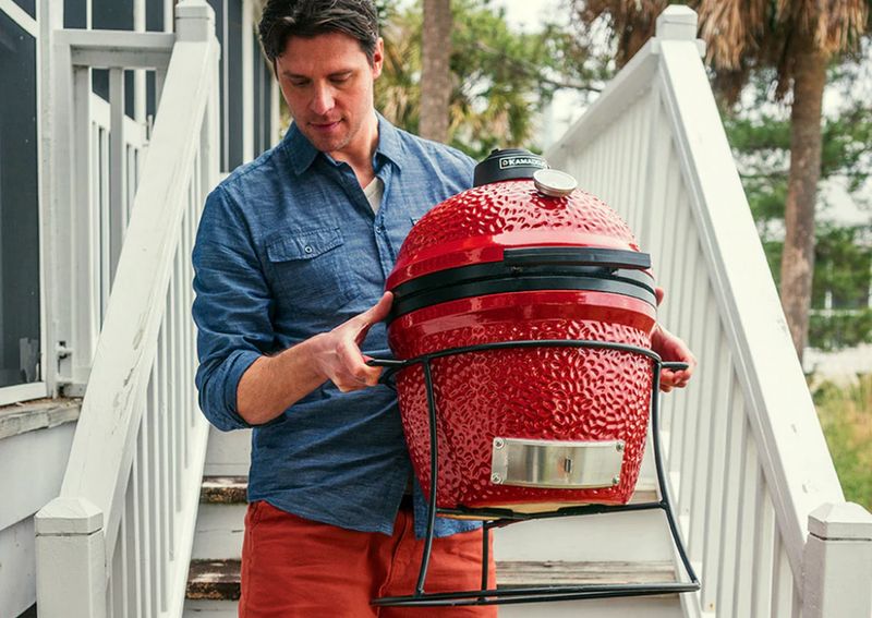 Kamado Joe Joe Junior op campingterras, draagbare BBQ in actie