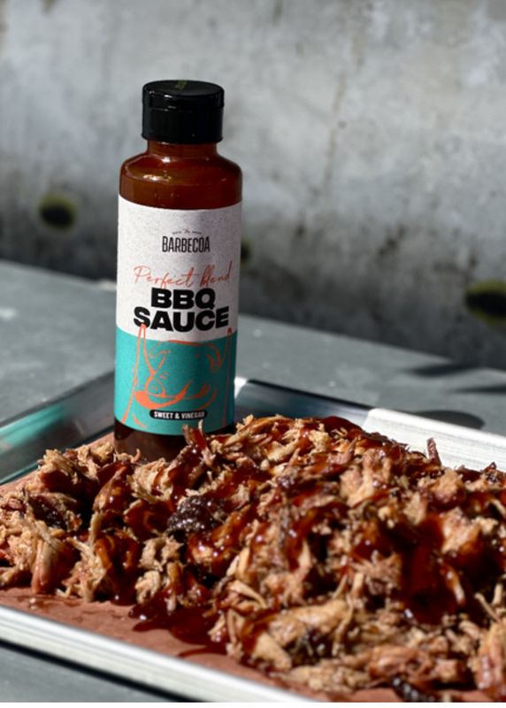 Barbecoa Perfect Blend saus over vlees drizzle BBQ bereiding