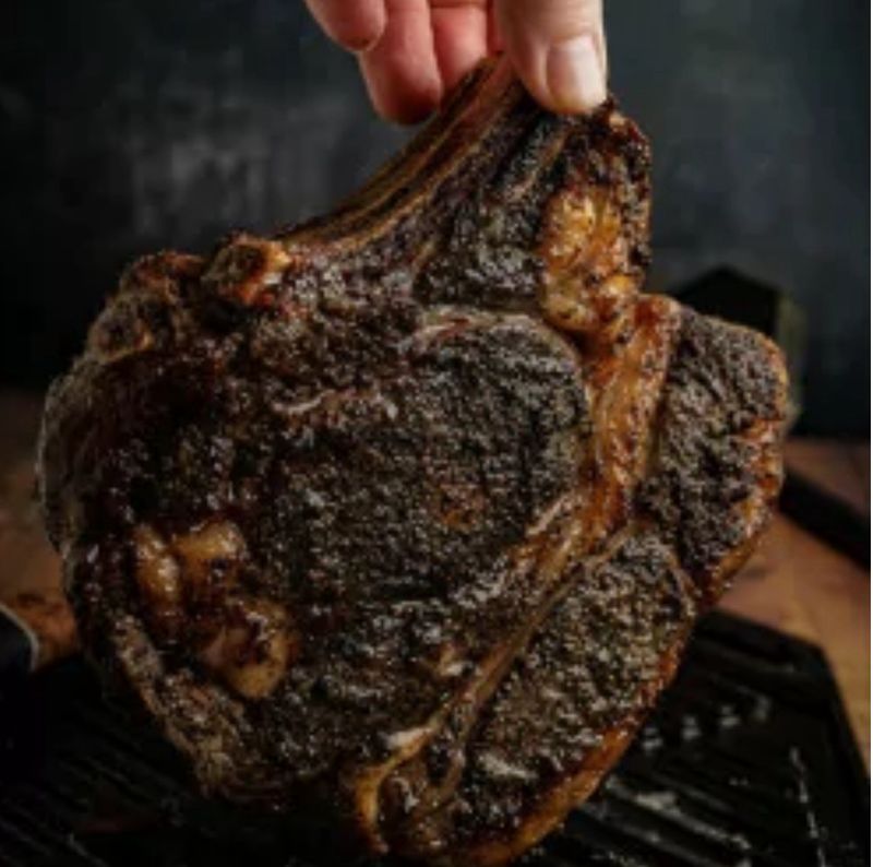 Angus Oink Black Gold Rub gestrooid op brisket voor BBQ bereiding