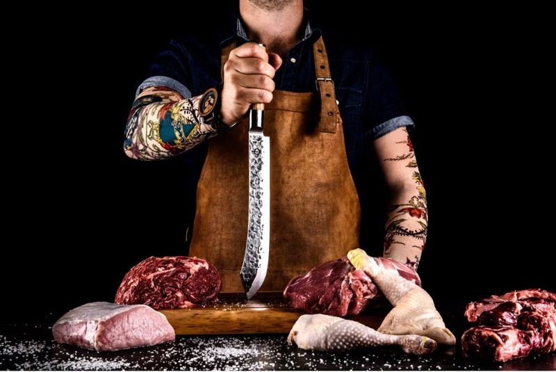Forged Olive Butcher Knife in gebruik vlees hakken op been olijfhout