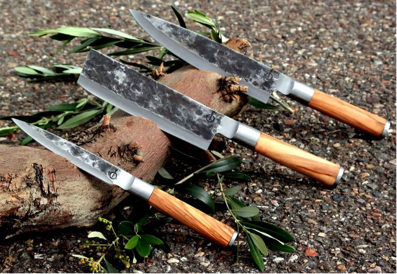 Forged Olive messenset in gebruik vlees snijden olijfhouten heft zichtbaar