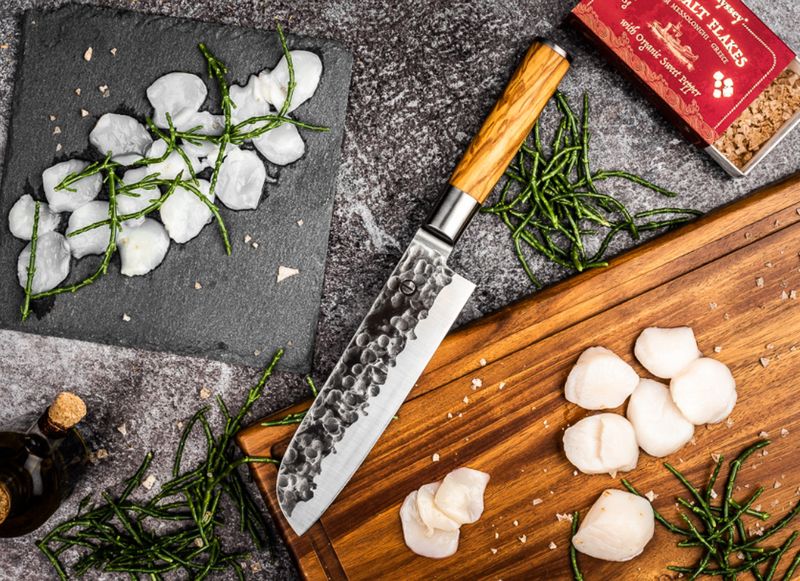 Forged Olive Santoku 18cm in gebruik vlees en groenten snijden resultaat