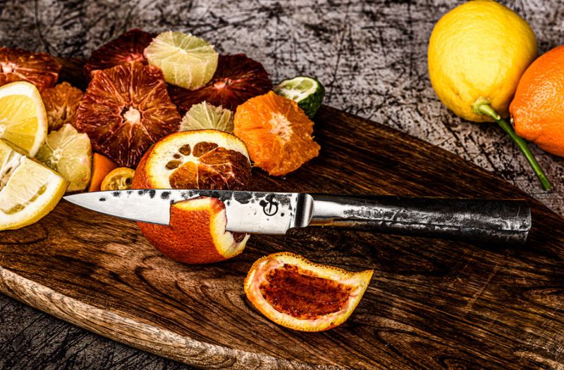 Forged Intense utility mes in gebruik brood en kaas snijden BBQ