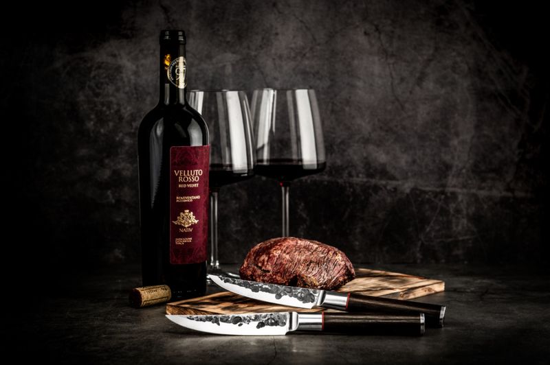 Forged Sebra steakmessen set aan tafel steak snijden stijlvol design