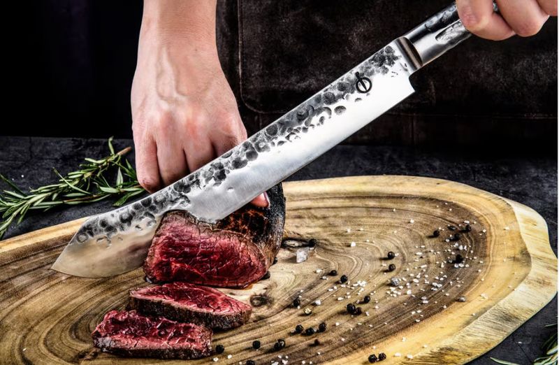 Forged Intense Butcher Knife in gebruik hakken vlees op been BBQ